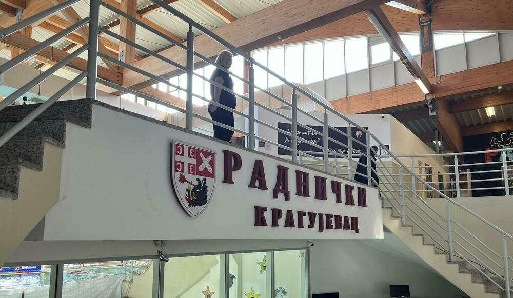 <p>Sudar različitih svjetova u finalu Vaterpolo regionalne lige - Primorac iza sebe ima tradiciju dužu od vijeka, velike trofeje, igračke i trenerske legende, dok je Radnički osnovan 2011, ali je očigledno znao kako se u vaterpolu brzo stiže do uspjeha</p>