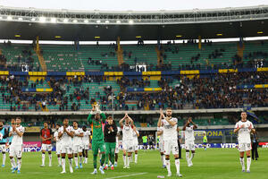 Rabio pogodio, Milan slavio nakon dva kola