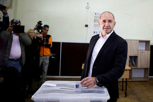 Izlazne ankete: Radev ubjedljivo vodi na izborima