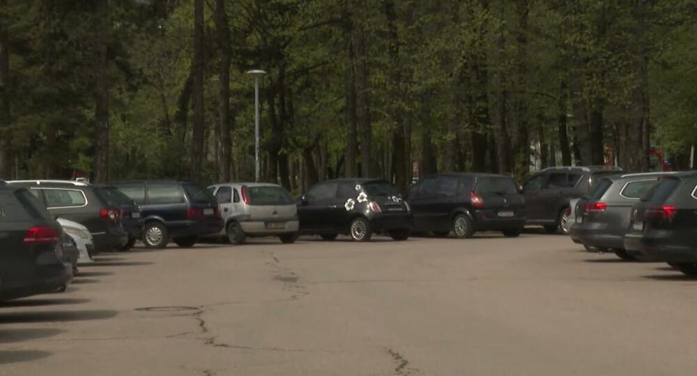 Centar Nikšića prebukiran parkiranim vozilima, na ulicama zastoji...