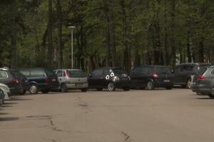 Centar Nikšića prebukiran parkiranim vozilima, na ulicama zastoji...