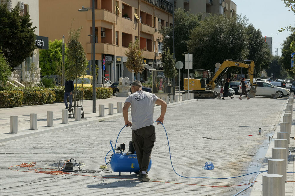 Završni radovi na dijelu Ulice slobode, uskoro i novi: Podgorica, Foto: Risto Bozovic