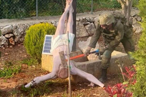 Rojters objavio fotografiju: Izraelski vojnik oštećuje statuu...