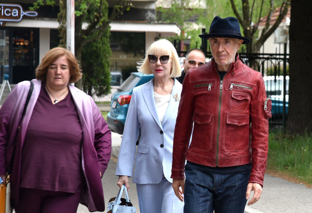 <p>Osnovno državno tužilaštvo (ODT) u Nikšiću podiglo je optužnicu protiv Aca Đukanovića, brata bivšeg premijera i predsjednika Crne Gore Mila Đukanovića, zbog sumnje da je počinio krivično djelo nedozvoljeno držanje i nošenje oružja i eksplozivnih materija</p>