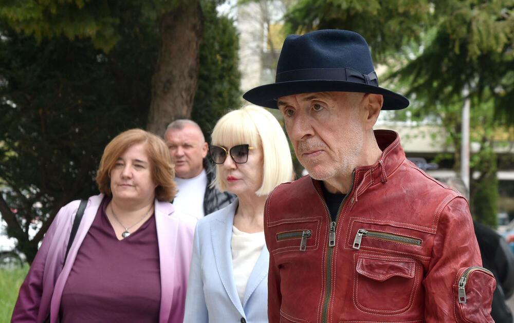 <p>Osnovno državno tužilaštvo (ODT) u Nikšiću podiglo je optužnicu protiv Aca Đukanovića, brata bivšeg premijera i predsjednika Crne Gore Mila Đukanovića, zbog sumnje da je počinio krivično djelo nedozvoljeno držanje i nošenje oružja i eksplozivnih materija</p>