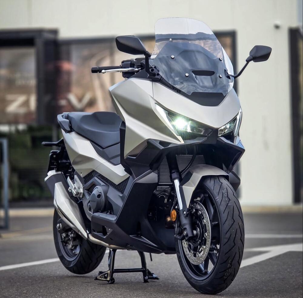 <p>HONDA za 2026. godinu donosi unaprijeđenu skuter ponudu koja objedinjuje tehnologiju, udobnost i pouzdanost. Od urbanih modela do avanturističkih rješenja, svaki skuter nosi prepoznatljiv Honda DNK &ndash; kvalitet, efikasnost i dugotrajnost.</p>