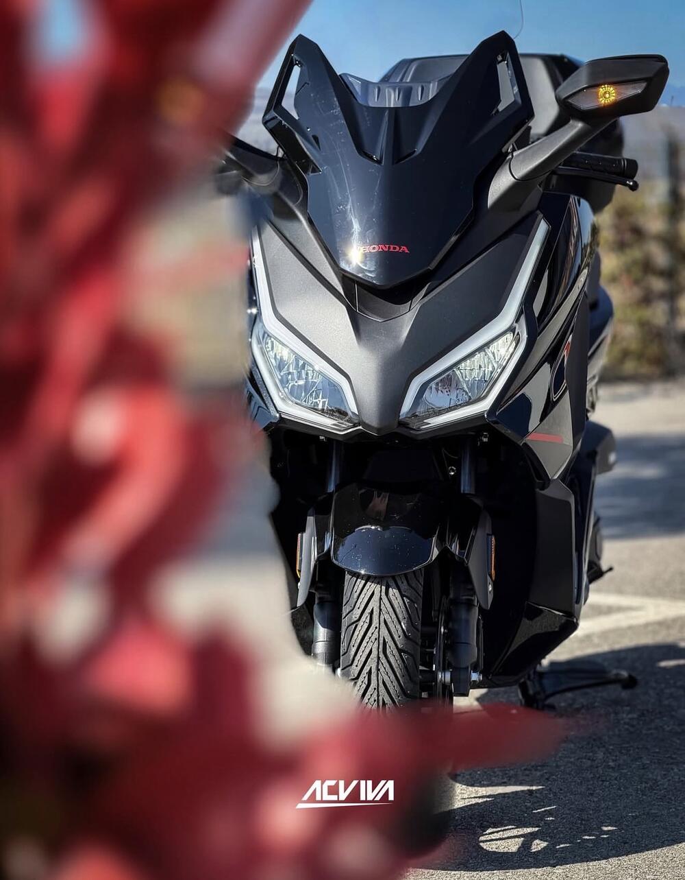 <p>HONDA za 2026. godinu donosi unaprijeđenu skuter ponudu koja objedinjuje tehnologiju, udobnost i pouzdanost. Od urbanih modela do avanturističkih rješenja, svaki skuter nosi prepoznatljiv Honda DNK &ndash; kvalitet, efikasnost i dugotrajnost.</p>