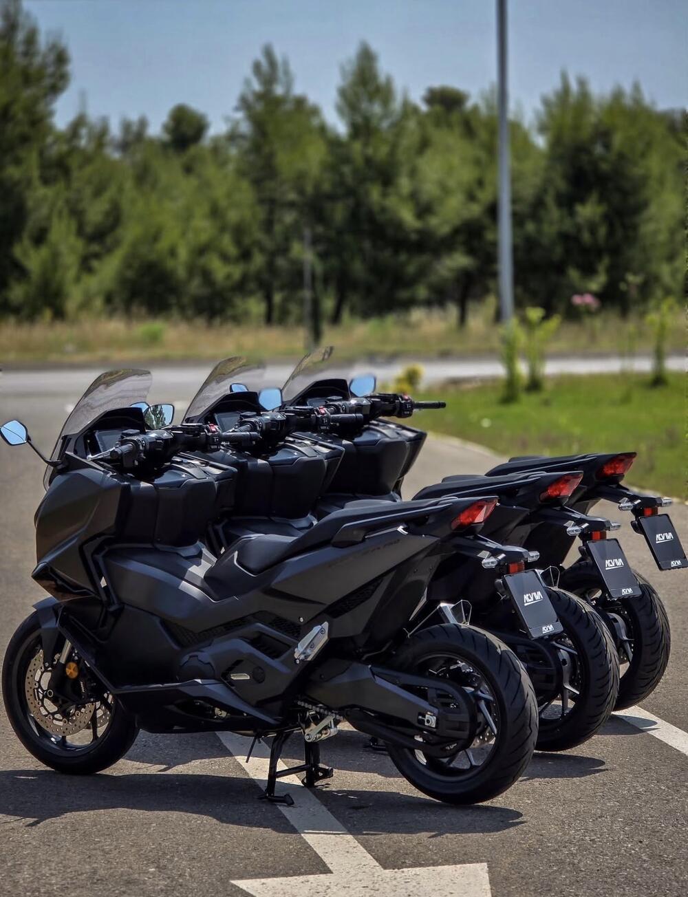 <p>HONDA za 2026. godinu donosi unaprijeđenu skuter ponudu koja objedinjuje tehnologiju, udobnost i pouzdanost. Od urbanih modela do avanturističkih rješenja, svaki skuter nosi prepoznatljiv Honda DNK &ndash; kvalitet, efikasnost i dugotrajnost.</p>