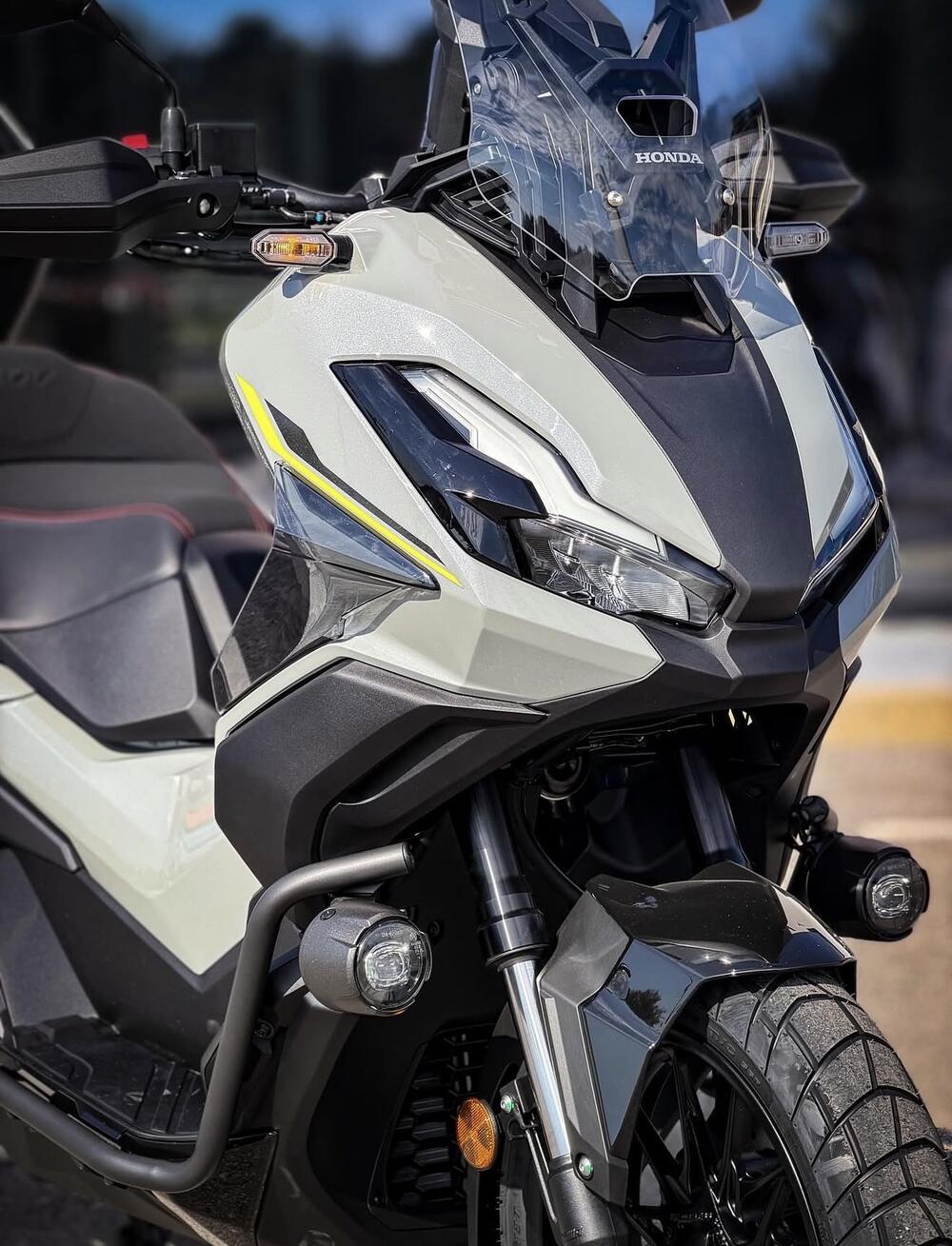 <p>HONDA za 2026. godinu donosi unaprijeđenu skuter ponudu koja objedinjuje tehnologiju, udobnost i pouzdanost. Od urbanih modela do avanturističkih rješenja, svaki skuter nosi prepoznatljiv Honda DNK &ndash; kvalitet, efikasnost i dugotrajnost.</p>