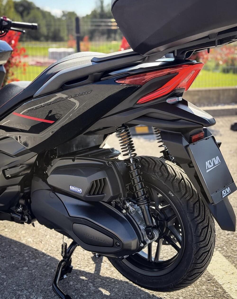 <p>HONDA za 2026. godinu donosi unaprijeđenu skuter ponudu koja objedinjuje tehnologiju, udobnost i pouzdanost. Od urbanih modela do avanturističkih rješenja, svaki skuter nosi prepoznatljiv Honda DNK &ndash; kvalitet, efikasnost i dugotrajnost.</p>