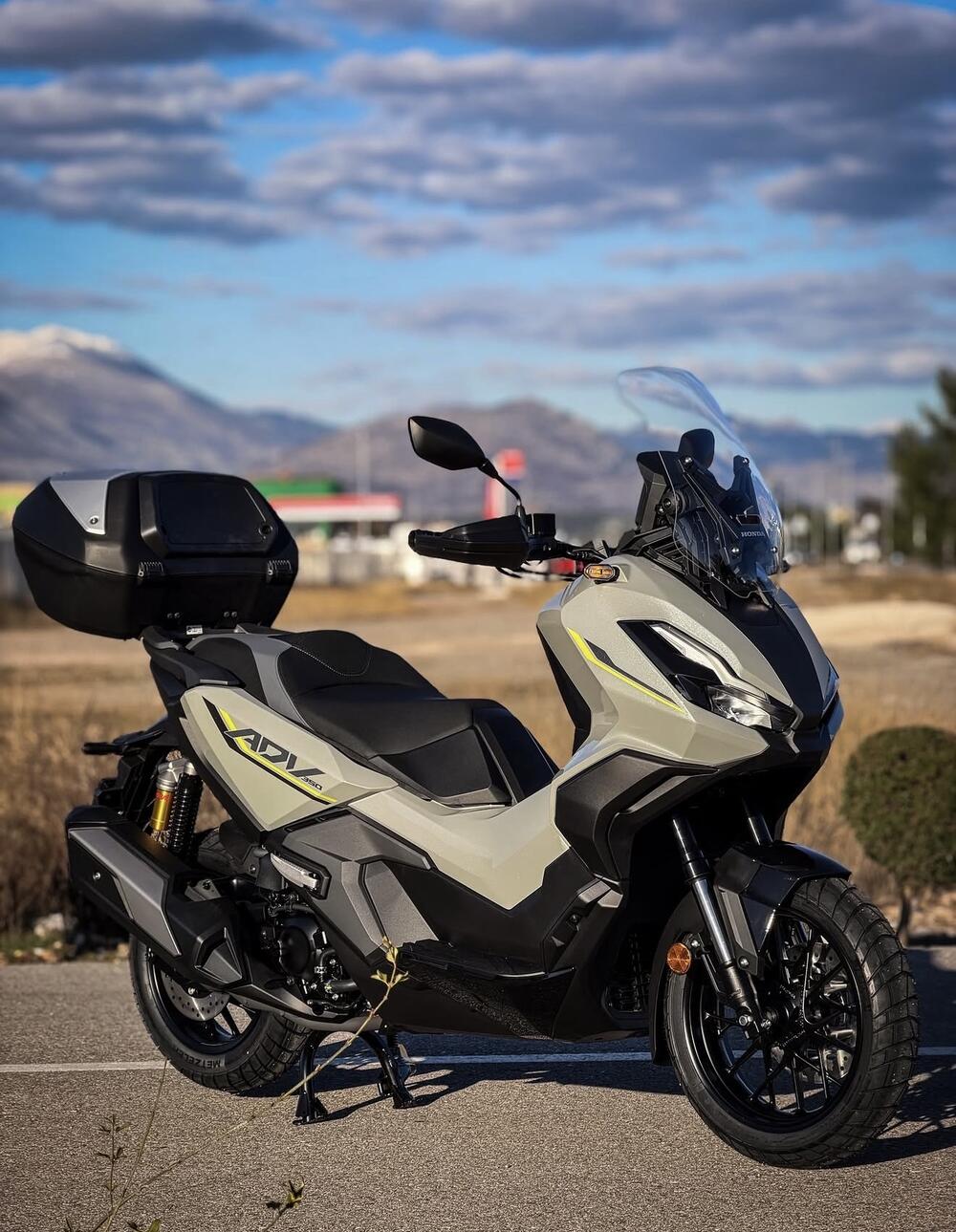 <p>HONDA za 2026. godinu donosi unaprijeđenu skuter ponudu koja objedinjuje tehnologiju, udobnost i pouzdanost. Od urbanih modela do avanturističkih rješenja, svaki skuter nosi prepoznatljiv Honda DNK &ndash; kvalitet, efikasnost i dugotrajnost.</p>