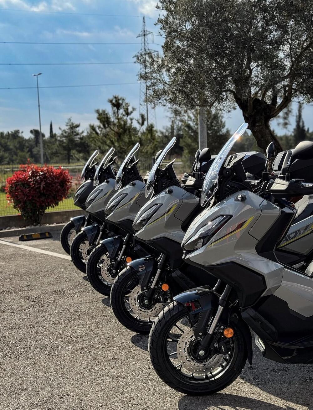 <p>HONDA za 2026. godinu donosi unaprijeđenu skuter ponudu koja objedinjuje tehnologiju, udobnost i pouzdanost. Od urbanih modela do avanturističkih rješenja, svaki skuter nosi prepoznatljiv Honda DNK &ndash; kvalitet, efikasnost i dugotrajnost.</p>