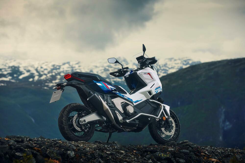 <p>HONDA za 2026. godinu donosi unaprijeđenu skuter ponudu koja objedinjuje tehnologiju, udobnost i pouzdanost. Od urbanih modela do avanturističkih rješenja, svaki skuter nosi prepoznatljiv Honda DNK &ndash; kvalitet, efikasnost i dugotrajnost.</p>