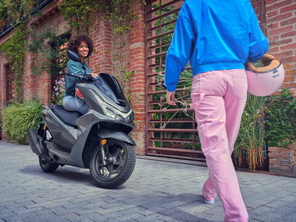 <p>HONDA za 2026. godinu donosi unaprijeđenu skuter ponudu koja objedinjuje tehnologiju, udobnost i pouzdanost. Od urbanih modela do avanturističkih rješenja, svaki skuter nosi prepoznatljiv Honda DNK &ndash; kvalitet, efikasnost i dugotrajnost.</p>