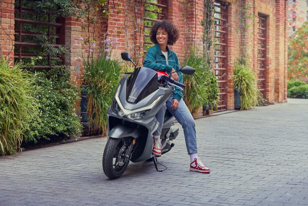 <p>HONDA za 2026. godinu donosi unaprijeđenu skuter ponudu koja objedinjuje tehnologiju, udobnost i pouzdanost. Od urbanih modela do avanturističkih rješenja, svaki skuter nosi prepoznatljiv Honda DNK &ndash; kvalitet, efikasnost i dugotrajnost.</p>