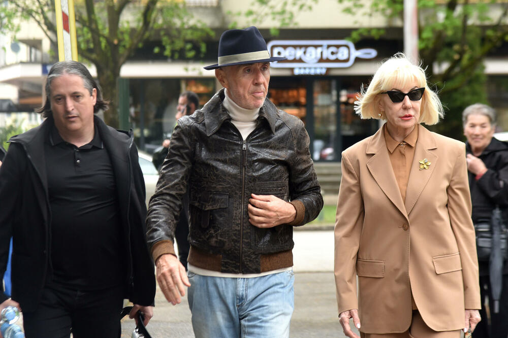 Aco Đukanović sa Anom Đukanović ispred Osnovnog suda u Nikšiću, Foto: Boris Pejović