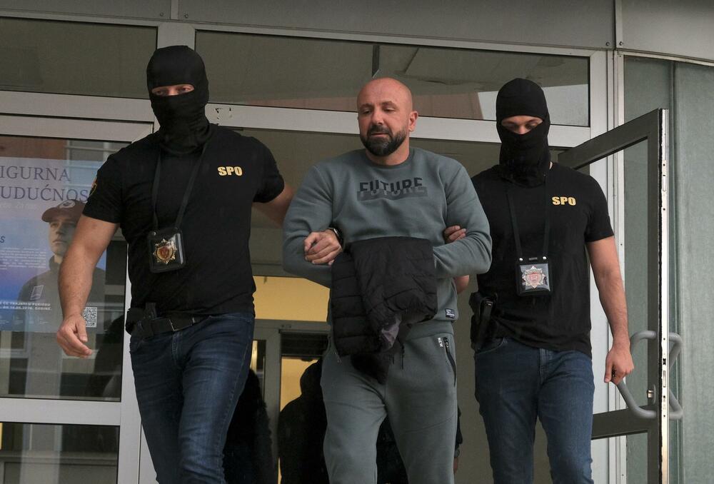 Jednog od osumnjičenih sprovode nakon policijskog saslušanja