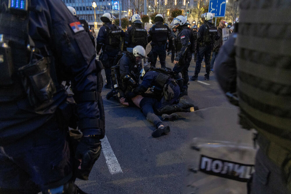 Privođenje demonstranta u Beogradu 31. marta, Foto: Reuters