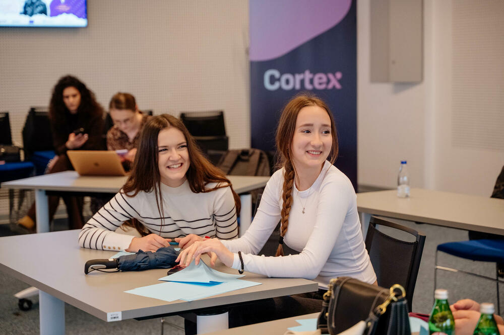 <p>Da budućnost ICT sektora u Crnoj Gori više ne smije biti rezervisana dominantno za muškarce, danas su poručile pobjednice kreativnog izazova kampanje &bdquo;Djevojčice hakuju stereotipe&ldquo;. Na centralnom događaju u Naučno-tehnološkom parku Crne Gore, koji je okupio najviše predstavnike Evropske unije, civilnog sektora i privrede, predstavljeni su radovi koji dokazuju da je nova generacija djevojčica spremna da preuzme kormilo u profesijama budućnosti.<br /> <br />  </p>
