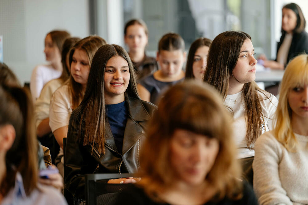 <p>Da budućnost ICT sektora u Crnoj Gori više ne smije biti rezervisana dominantno za muškarce, danas su poručile pobjednice kreativnog izazova kampanje &bdquo;Djevojčice hakuju stereotipe&ldquo;. Na centralnom događaju u Naučno-tehnološkom parku Crne Gore, koji je okupio najviše predstavnike Evropske unije, civilnog sektora i privrede, predstavljeni su radovi koji dokazuju da je nova generacija djevojčica spremna da preuzme kormilo u profesijama budućnosti.<br /> <br />  </p>