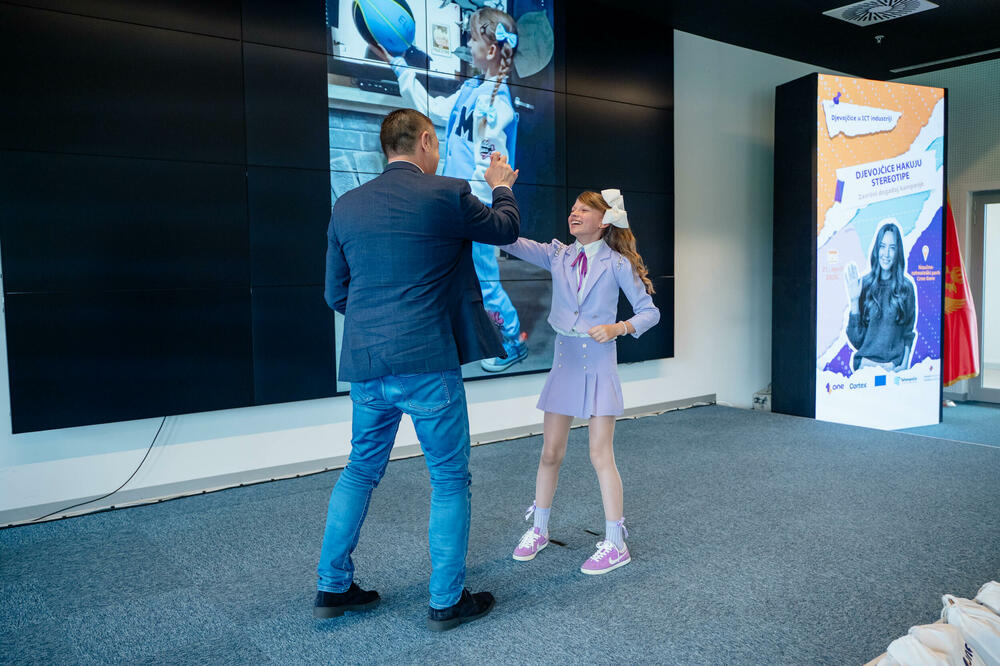 <p>Da budućnost ICT sektora u Crnoj Gori više ne smije biti rezervisana dominantno za muškarce, danas su poručile pobjednice kreativnog izazova kampanje &bdquo;Djevojčice hakuju stereotipe&ldquo;. Na centralnom događaju u Naučno-tehnološkom parku Crne Gore, koji je okupio najviše predstavnike Evropske unije, civilnog sektora i privrede, predstavljeni su radovi koji dokazuju da je nova generacija djevojčica spremna da preuzme kormilo u profesijama budućnosti.<br /> <br />  </p>