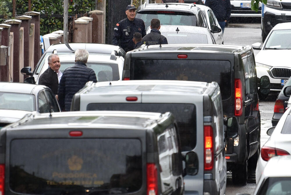 <p>"Sumnja se da su ovom krivičnom djelu prethodile lične razmirice između lica lišenih života i osumnjičenog. Sva lica su porijeklom iz Rožaja", saopšteno je iz policije</p>  <p>Tužiteljka Višeg državnog tužilaštva u Podgirici Danka Đerić saopštila je novinarima nakin višesatnog uviđaja na Starom aerodromu da su prikupljeni svi dokazi i sve što je važno za dalji tok istrage</p>