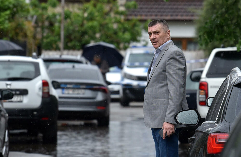 <p>"Sumnja se da su ovom krivičnom djelu prethodile lične razmirice između lica lišenih života i osumnjičenog. Sva lica su porijeklom iz Rožaja", saopšteno je iz policije</p>  <p>Tužiteljka Višeg državnog tužilaštva u Podgirici Danka Đerić saopštila je novinarima nakin višesatnog uviđaja na Starom aerodromu da su prikupljeni svi dokazi i sve što je važno za dalji tok istrage</p>