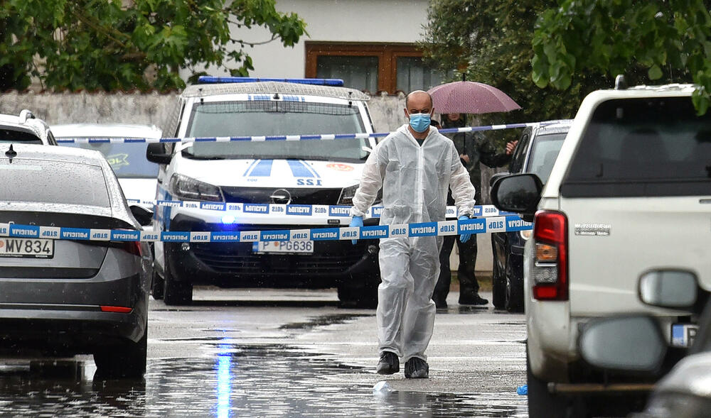 <p>"Sumnja se da su ovom krivičnom djelu prethodile lične razmirice između lica lišenih života i osumnjičenog. Sva lica su porijeklom iz Rožaja", saopšteno je iz policije</p>  <p>Tužiteljka Višeg državnog tužilaštva u Podgirici Danka Đerić saopštila je novinarima nakin višesatnog uviđaja na Starom aerodromu da su prikupljeni svi dokazi i sve što je važno za dalji tok istrage</p>