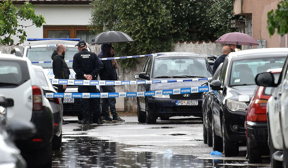 <p>"Sumnja se da su ovom krivičnom djelu prethodile lične razmirice između lica lišenih života i osumnjičenog. Sva lica su porijeklom iz Rožaja", saopšteno je iz policije</p>  <p>Tužiteljka Višeg državnog tužilaštva u Podgirici Danka Đerić saopštila je novinarima nakin višesatnog uviđaja na Starom aerodromu da su prikupljeni svi dokazi i sve što je važno za dalji tok istrage</p>