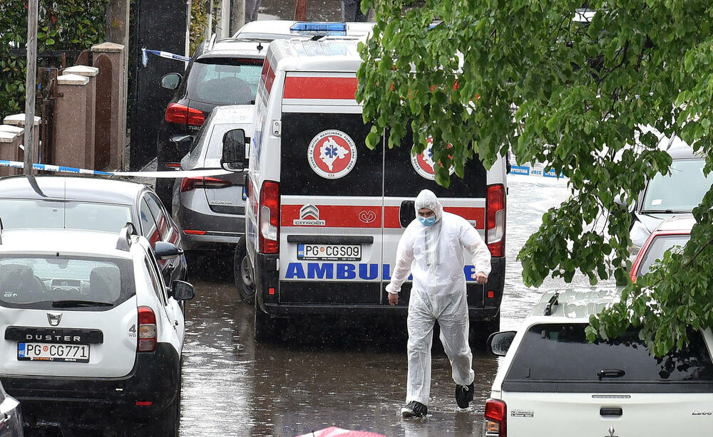 <p>"Sumnja se da su ovom krivičnom djelu prethodile lične razmirice između lica lišenih života i osumnjičenog. Sva lica su porijeklom iz Rožaja", saopšteno je iz policije</p>  <p>Tužiteljka Višeg državnog tužilaštva u Podgirici Danka Đerić saopštila je novinarima nakin višesatnog uviđaja na Starom aerodromu da su prikupljeni svi dokazi i sve što je važno za dalji tok istrage</p>