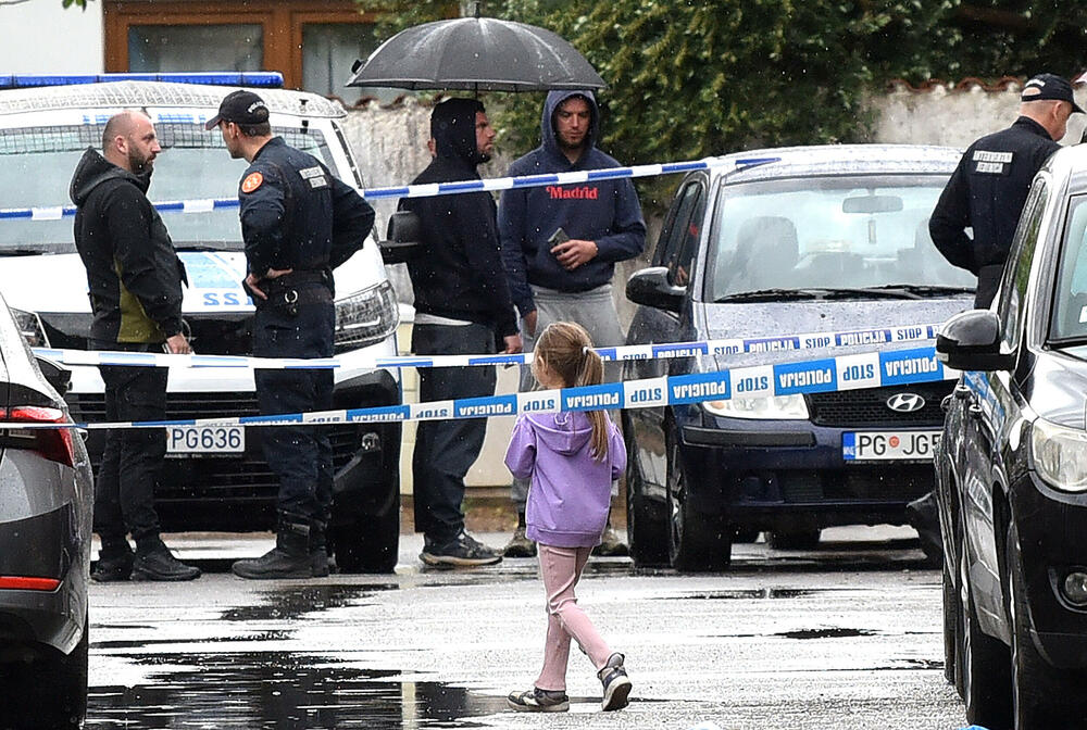 <p>"Sumnja se da su ovom krivičnom djelu prethodile lične razmirice između lica lišenih života i osumnjičenog. Sva lica su porijeklom iz Rožaja", saopšteno je iz policije</p>  <p>Tužiteljka Višeg državnog tužilaštva u Podgirici Danka Đerić saopštila je novinarima nakin višesatnog uviđaja na Starom aerodromu da su prikupljeni svi dokazi i sve što je važno za dalji tok istrage</p>