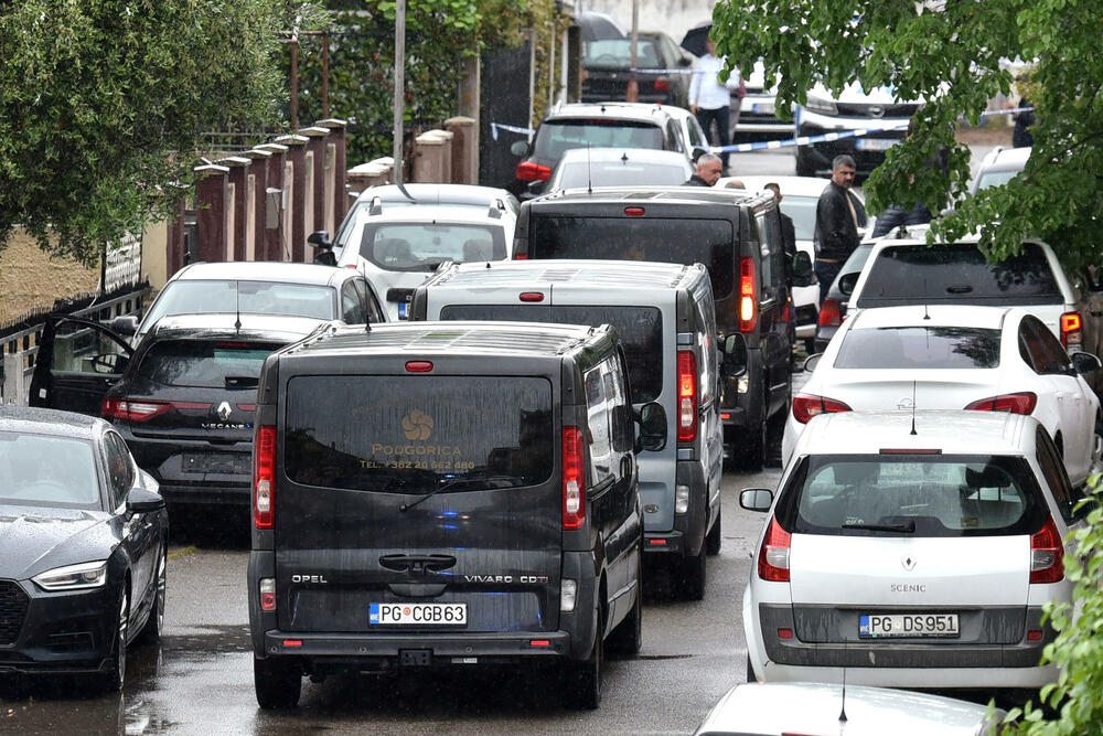 <p>"Sumnja se da su ovom krivičnom djelu prethodile lične razmirice između lica lišenih života i osumnjičenog. Sva lica su porijeklom iz Rožaja", saopšteno je iz policije</p>  <p>Tužiteljka Višeg državnog tužilaštva u Podgirici Danka Đerić saopštila je novinarima nakin višesatnog uviđaja na Starom aerodromu da su prikupljeni svi dokazi i sve što je važno za dalji tok istrage</p>