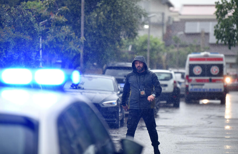 <p>"Sumnja se da su ovom krivičnom djelu prethodile lične razmirice između lica lišenih života i osumnjičenog. Sva lica su porijeklom iz Rožaja", saopšteno je iz policije</p>  <p>Tužiteljka Višeg državnog tužilaštva u Podgirici Danka Đerić saopštila je novinarima nakin višesatnog uviđaja na Starom aerodromu da su prikupljeni svi dokazi i sve što je važno za dalji tok istrage</p>