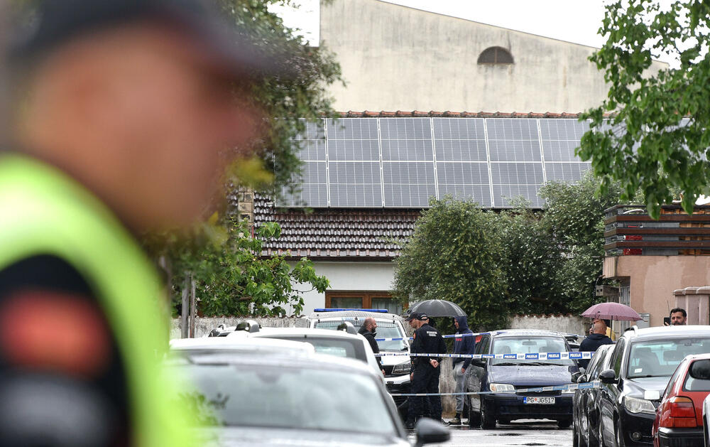 <p>"Sumnja se da su ovom krivičnom djelu prethodile lične razmirice između lica lišenih života i osumnjičenog. Sva lica su porijeklom iz Rožaja", saopšteno je iz policije</p>  <p>Tužiteljka Višeg državnog tužilaštva u Podgirici Danka Đerić saopštila je novinarima nakin višesatnog uviđaja na Starom aerodromu da su prikupljeni svi dokazi i sve što je važno za dalji tok istrage</p>
