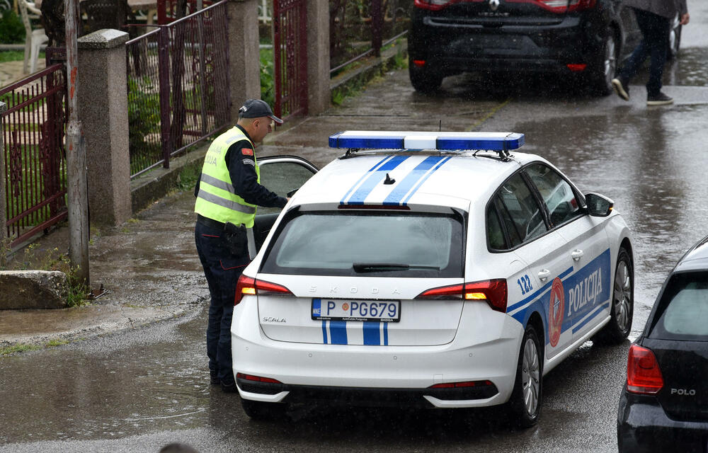 <p>"Sumnja se da su ovom krivičnom djelu prethodile lične razmirice između lica lišenih života i osumnjičenog. Sva lica su porijeklom iz Rožaja", saopšteno je iz policije</p>  <p>Tužiteljka Višeg državnog tužilaštva u Podgirici Danka Đerić saopštila je novinarima nakin višesatnog uviđaja na Starom aerodromu da su prikupljeni svi dokazi i sve što je važno za dalji tok istrage</p>