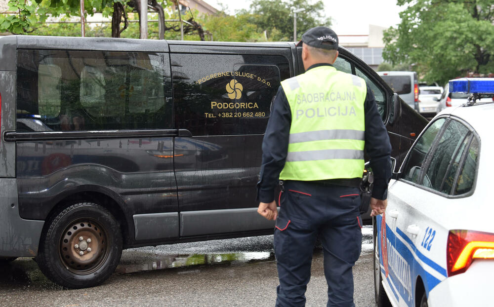 <p>"Sumnja se da su ovom krivičnom djelu prethodile lične razmirice između lica lišenih života i osumnjičenog. Sva lica su porijeklom iz Rožaja", saopšteno je iz policije</p>  <p>Tužiteljka Višeg državnog tužilaštva u Podgirici Danka Đerić saopštila je novinarima nakin višesatnog uviđaja na Starom aerodromu da su prikupljeni svi dokazi i sve što je važno za dalji tok istrage</p>