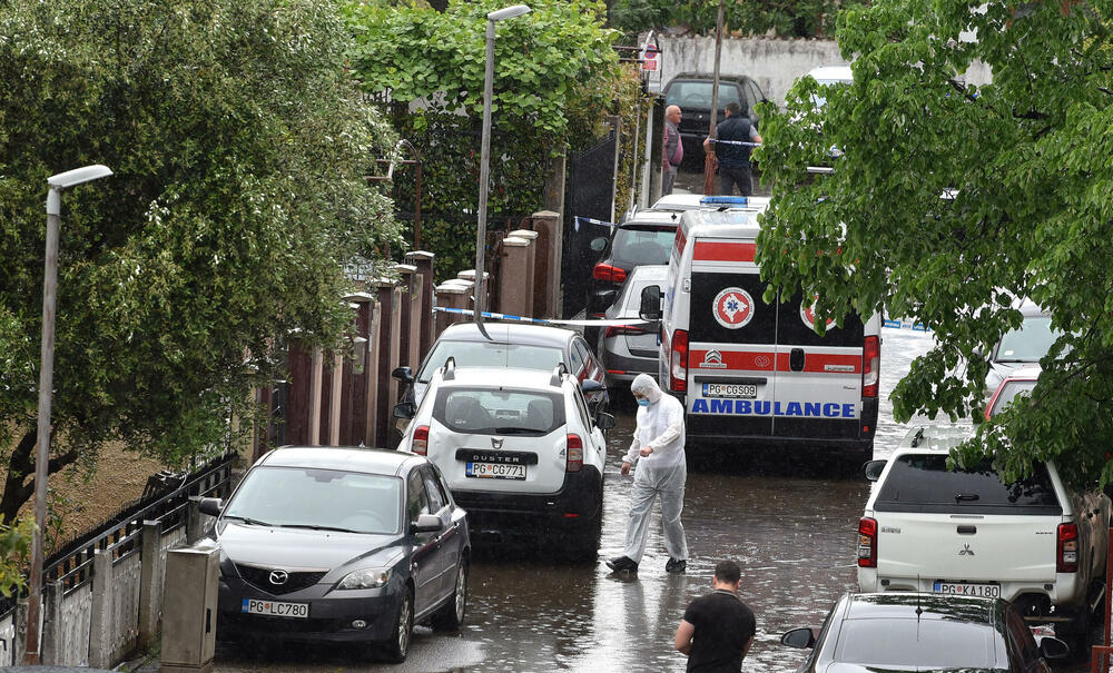 <p>"Sumnja se da su ovom krivičnom djelu prethodile lične razmirice između lica lišenih života i osumnjičenog. Sva lica su porijeklom iz Rožaja", saopšteno je iz policije</p>  <p>Tužiteljka Višeg državnog tužilaštva u Podgirici Danka Đerić saopštila je novinarima nakin višesatnog uviđaja na Starom aerodromu da su prikupljeni svi dokazi i sve što je važno za dalji tok istrage</p>