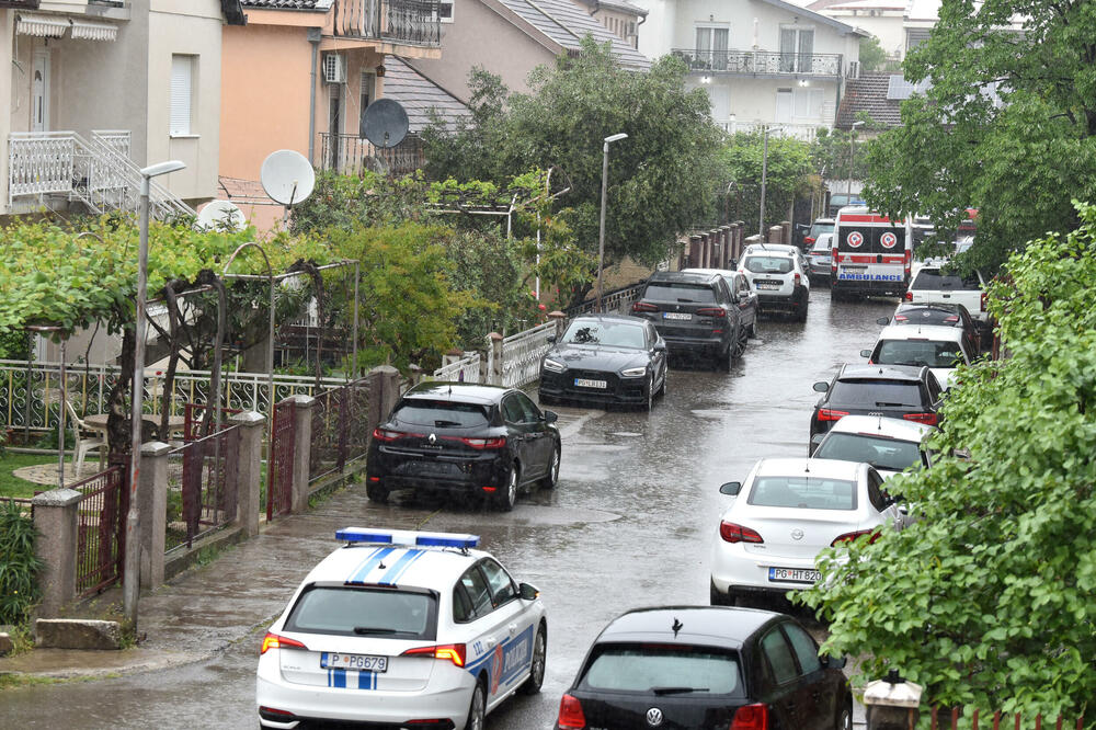 <p>"Sumnja se da su ovom krivičnom djelu prethodile lične razmirice između lica lišenih života i osumnjičenog. Sva lica su porijeklom iz Rožaja", saopšteno je iz policije</p>  <p>Tužiteljka Višeg državnog tužilaštva u Podgirici Danka Đerić saopštila je novinarima nakin višesatnog uviđaja na Starom aerodromu da su prikupljeni svi dokazi i sve što je važno za dalji tok istrage</p>