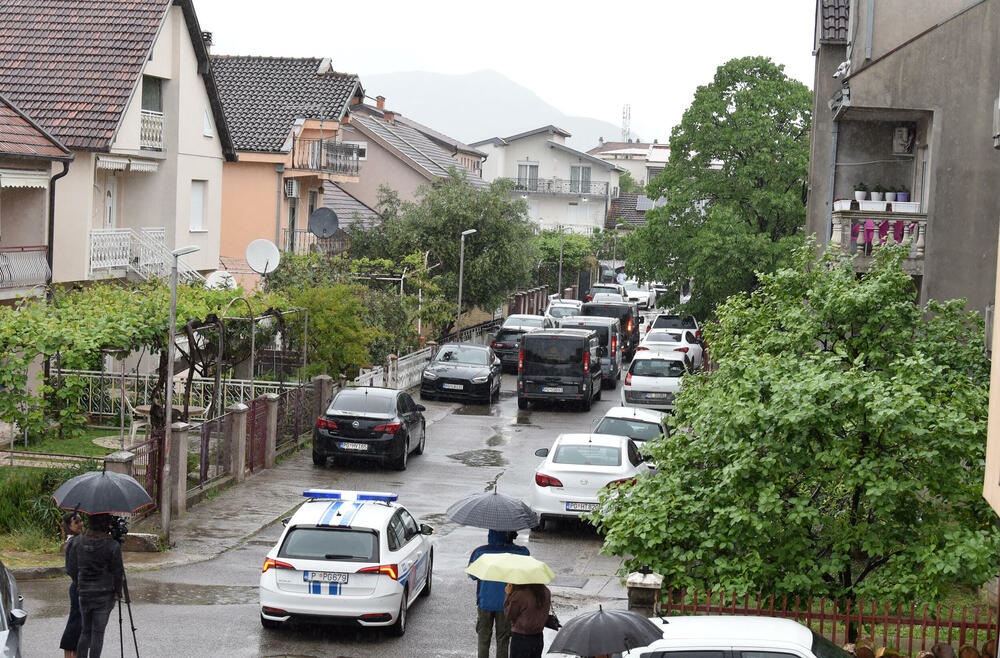 <p>"Sumnja se da su ovom krivičnom djelu prethodile lične razmirice između lica lišenih života i osumnjičenog. Sva lica su porijeklom iz Rožaja", saopšteno je iz policije</p>  <p>Tužiteljka Višeg državnog tužilaštva u Podgirici Danka Đerić saopštila je novinarima nakin višesatnog uviđaja na Starom aerodromu da su prikupljeni svi dokazi i sve što je važno za dalji tok istrage</p>