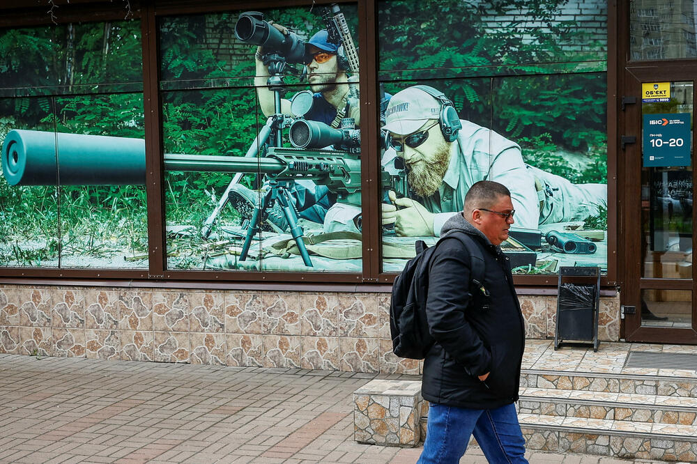 Izlog prodavnice oružja u Kijevu, Foto: Rojters