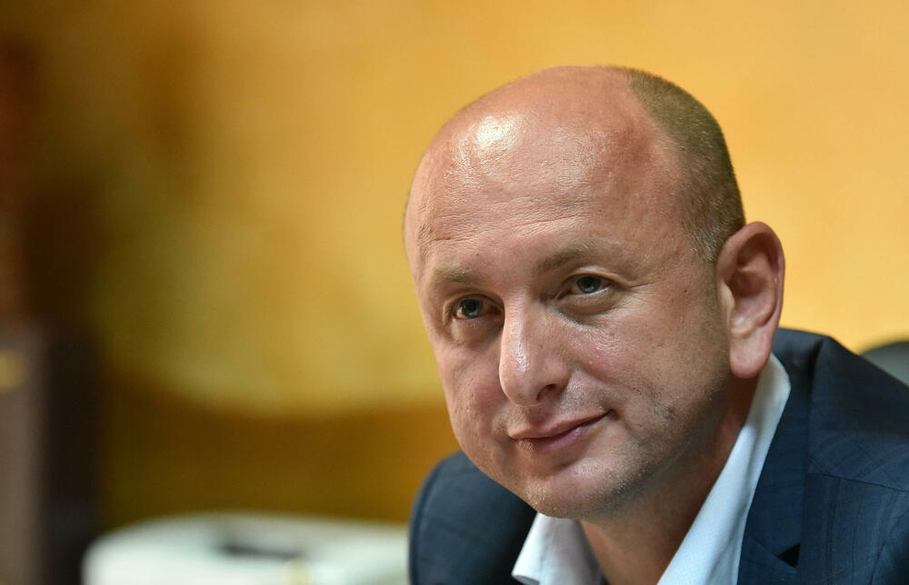 Zaboljela ga priča o prljavim parama: Sud naložio poslanici Maji...