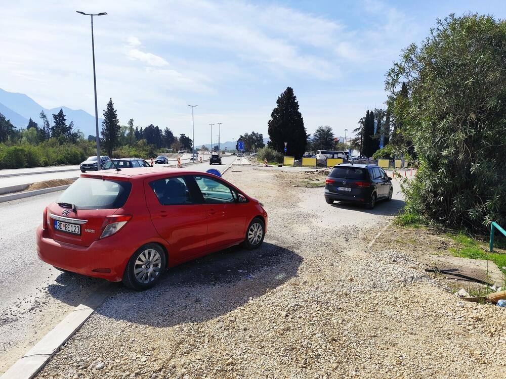 Teško i za automobile i za pješake