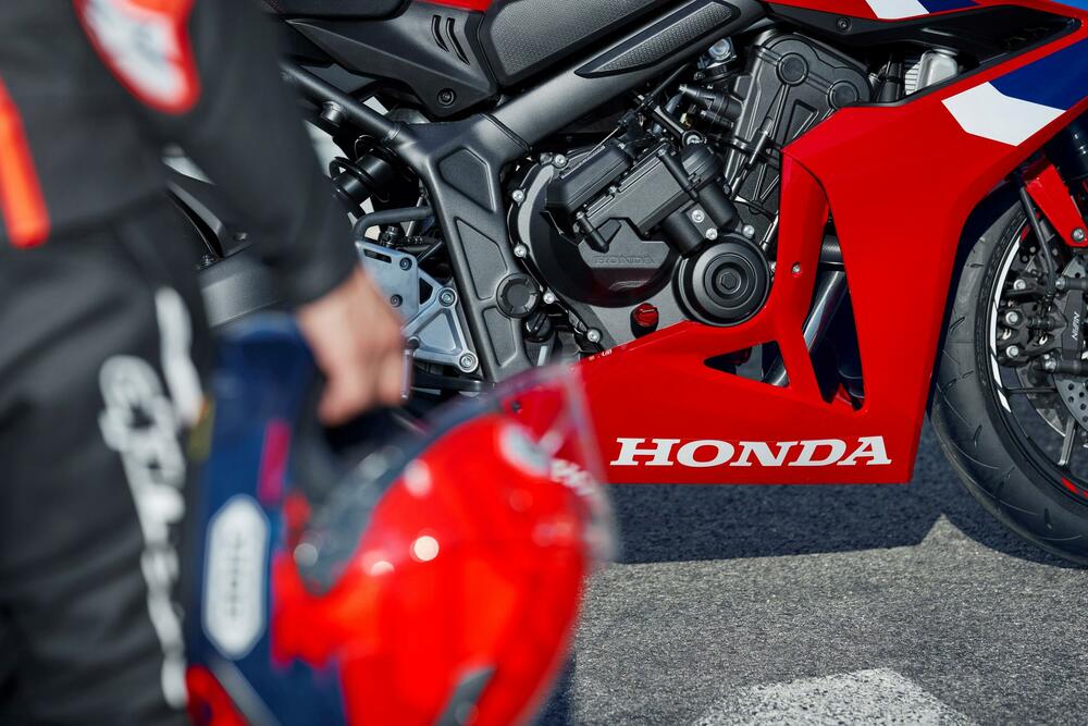<p>HONDA za 2026. godinu donosi snažnu i tehnološki naprednu ponudu motocikala, namijenjenih kako avanturistima, tako i urbanim vozačima i ljubiteljima sportskog karaktera. Pouzdanost, inovacije i vrhunske performanse ostaju ključni aduti svakog modela.</p>