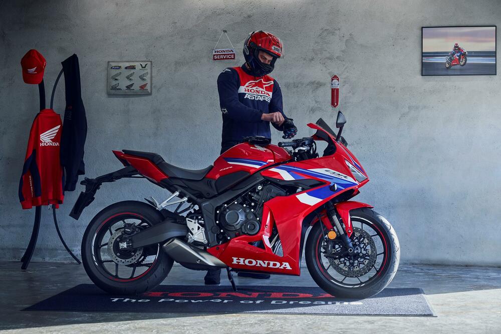 <p>HONDA za 2026. godinu donosi snažnu i tehnološki naprednu ponudu motocikala, namijenjenih kako avanturistima, tako i urbanim vozačima i ljubiteljima sportskog karaktera. Pouzdanost, inovacije i vrhunske performanse ostaju ključni aduti svakog modela.</p>