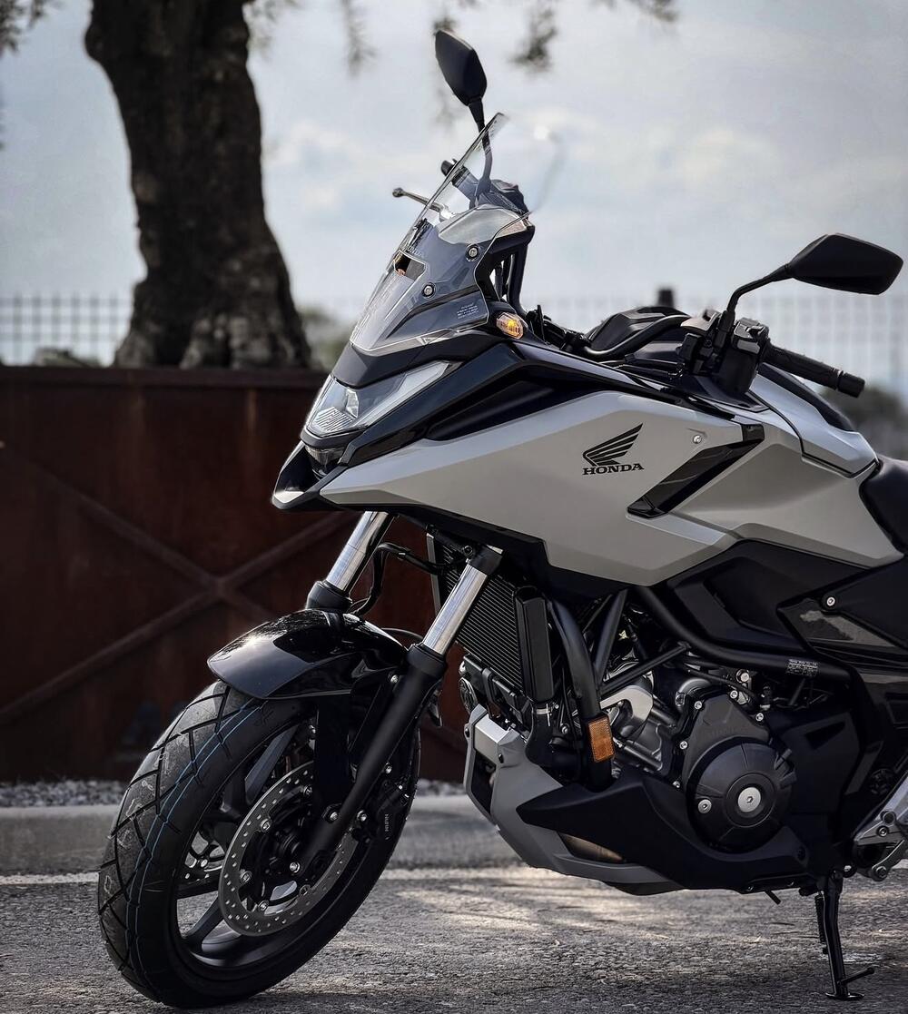 <p>HONDA za 2026. godinu donosi snažnu i tehnološki naprednu ponudu motocikala, namijenjenih kako avanturistima, tako i urbanim vozačima i ljubiteljima sportskog karaktera. Pouzdanost, inovacije i vrhunske performanse ostaju ključni aduti svakog modela.</p>