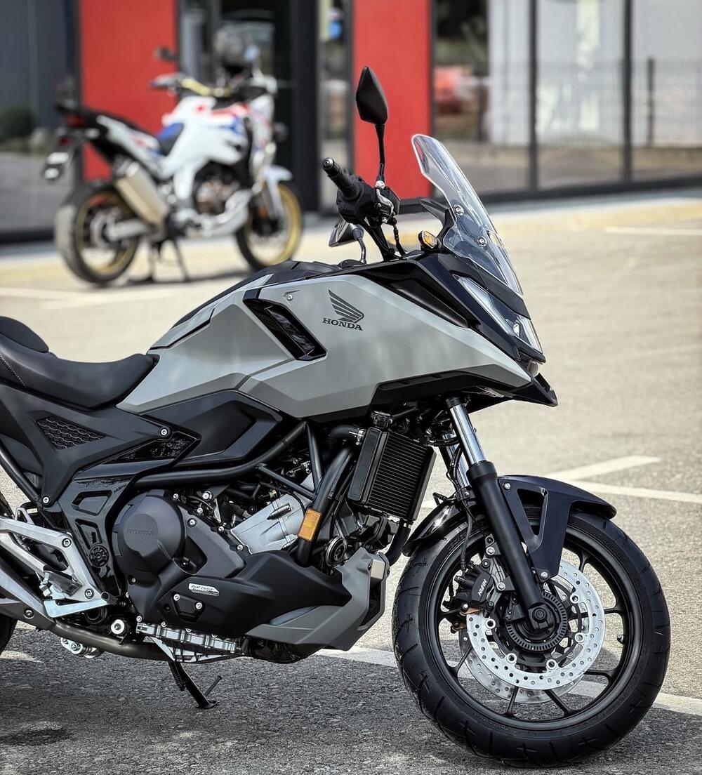 <p>HONDA za 2026. godinu donosi snažnu i tehnološki naprednu ponudu motocikala, namijenjenih kako avanturistima, tako i urbanim vozačima i ljubiteljima sportskog karaktera. Pouzdanost, inovacije i vrhunske performanse ostaju ključni aduti svakog modela.</p>
