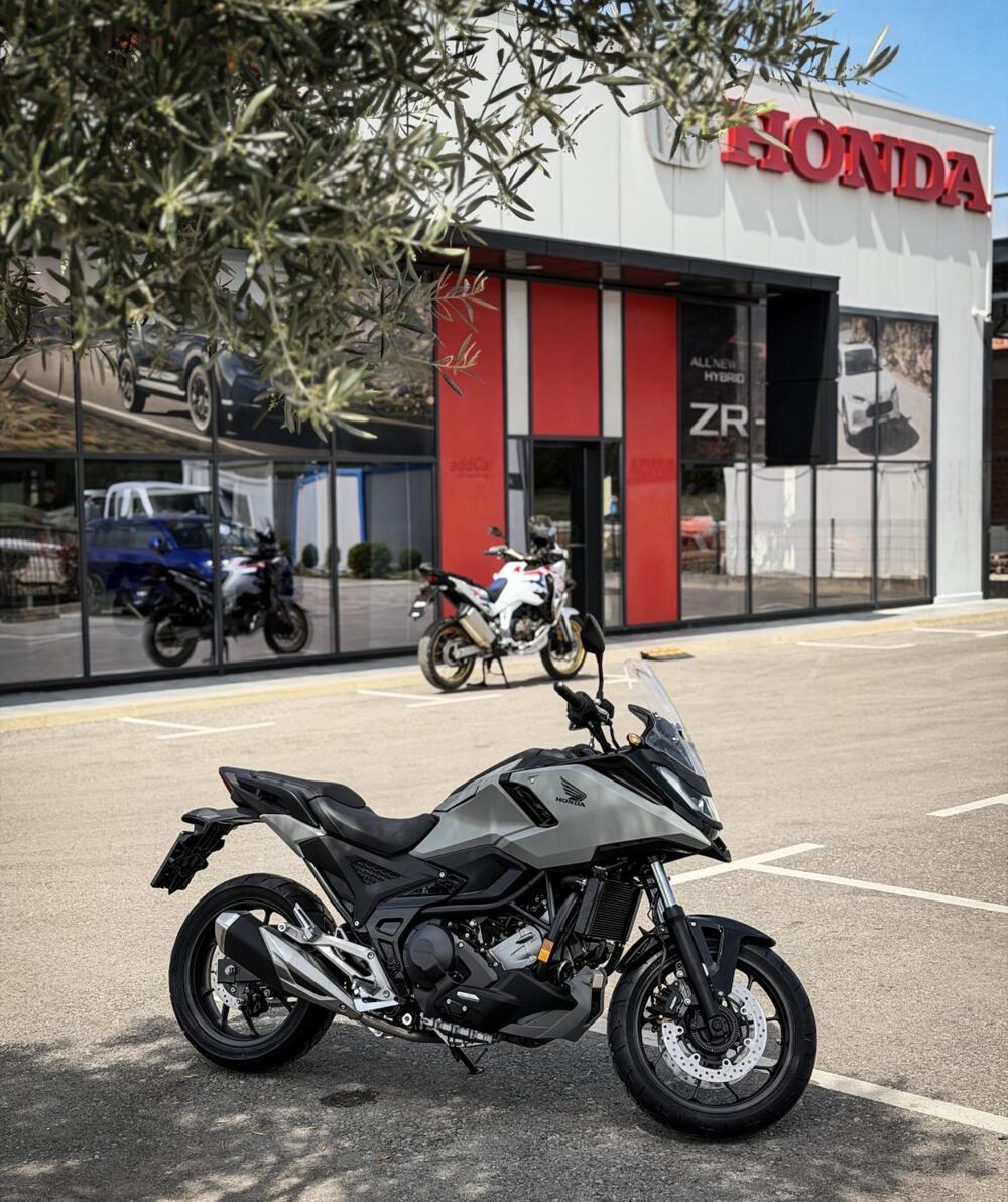 <p>HONDA za 2026. godinu donosi snažnu i tehnološki naprednu ponudu motocikala, namijenjenih kako avanturistima, tako i urbanim vozačima i ljubiteljima sportskog karaktera. Pouzdanost, inovacije i vrhunske performanse ostaju ključni aduti svakog modela.</p>