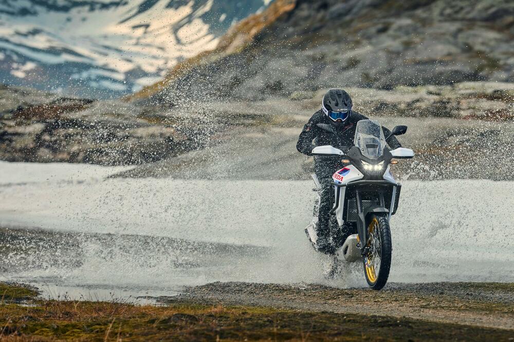 <p>HONDA za 2026. godinu donosi snažnu i tehnološki naprednu ponudu motocikala, namijenjenih kako avanturistima, tako i urbanim vozačima i ljubiteljima sportskog karaktera. Pouzdanost, inovacije i vrhunske performanse ostaju ključni aduti svakog modela.</p>
