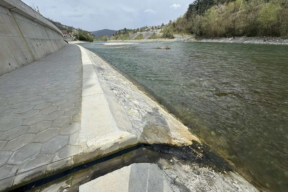 Crna tečnost preko staze, Foto: Jadranka Ćetković