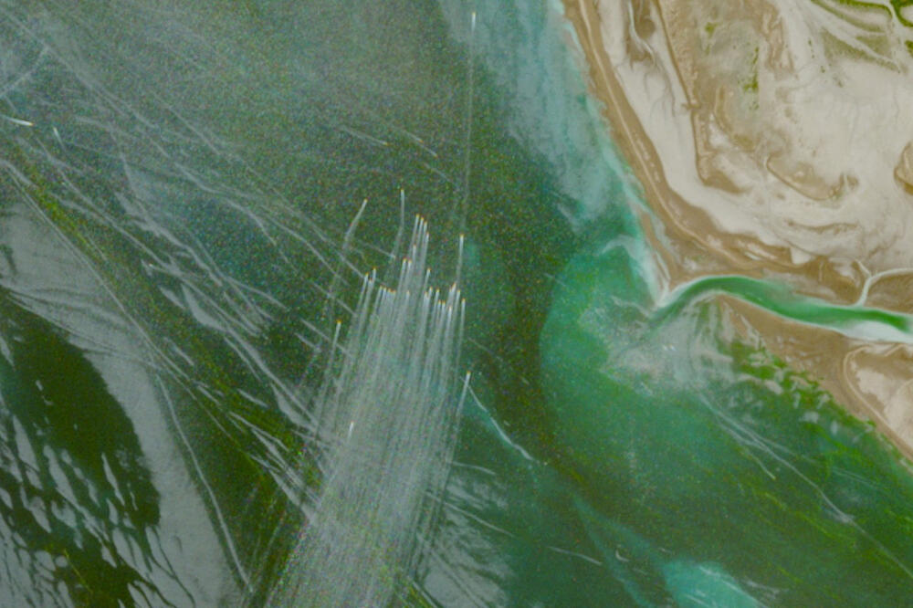 Satelitski snimak, od 22. aprila, prikazuje flotu malih plovila na moru, sjeverno od Hormuškog moreuza, u blizini obale Kargan u Iranu, Foto: Reuters